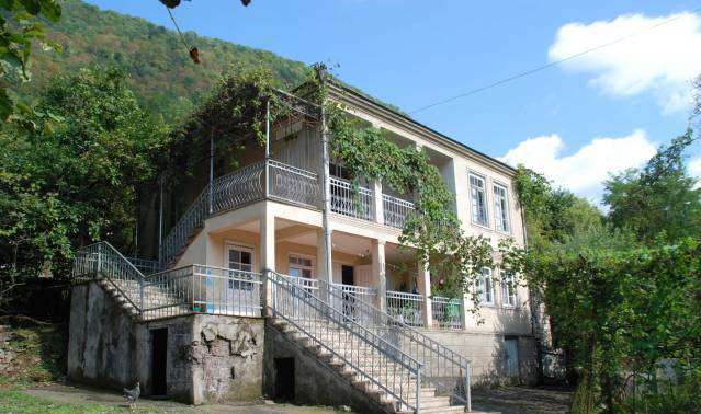 Абхазия купить дом переезд в великобританию из россии
