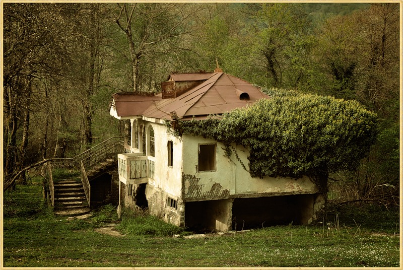 Абхазский дом. Жилище абхазов. Село Анхуа в Абхазии. Абхазия, Гудаута, особняк гулария. Абхазия Мцара сельский дом.